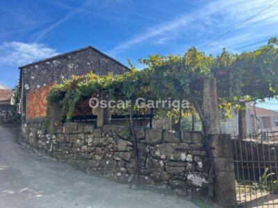 FANTÁSTICA CASA RURAL GALLEGA, CON DOS PLANTAS Y PATIO DELANTERO. QUINES, MELÓN, OURENSE (SPAIN).