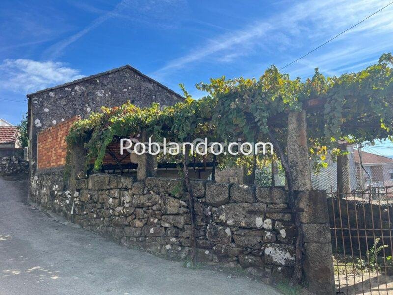 FANTÁSTICA CASA RURAL GALLEGA, CON DOS PLANTAS Y PATIO DELANTERO. QUINES, MELÓN, OURENSE (SPAIN).