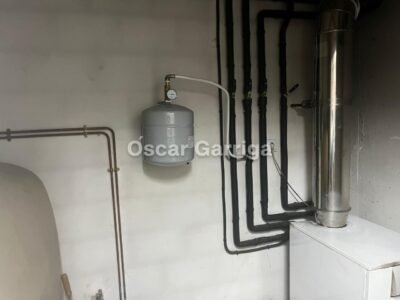 JOYAZA GALAICA; ADOSADO COMPUESTO POR SÓTANO; DOS PLANTAS Y BAJO CUBIERTA; TOTALMENTE AMUEBLADOS CON CALIDAD Y BUEN GUSTO. CAMBEO, COLES, OURENSE (SPAIN).