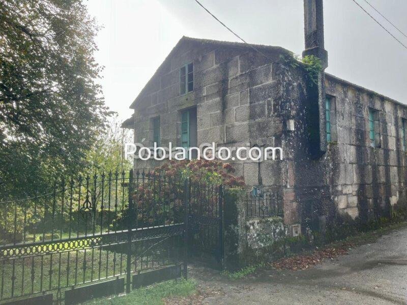 ENORME POTENCIAL DE ESTE INMUEBLE DEL RURAL QUE NECESITA REFORMA INTEGRAL EN SU INTERIOR Y TEJADO. CUENTA CON PATIO DELANTERO Y OTRAS DOS FINCAS COLINDANTES. A TORRE DE LOEDA, PIÑOR, OURENSE (SPAIN).