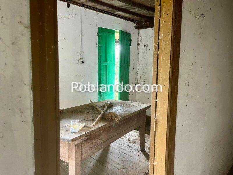 ENORME POTENCIAL DE ESTE INMUEBLE DEL RURAL QUE NECESITA REFORMA INTEGRAL EN SU INTERIOR Y TEJADO. CUENTA CON PATIO DELANTERO Y OTRAS DOS FINCAS COLINDANTES. A TORRE DE LOEDA, PIÑOR, OURENSE (SPAIN).