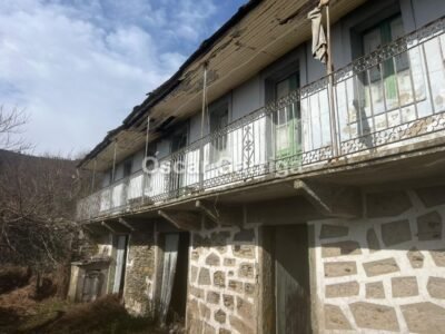 PRECIOSA CASA DEL RURAL PARA REFORMAR, CON FINCA, PATIO Y DOS HÓRREOS. GABIÁN, BOBORÁS (OURENSE).