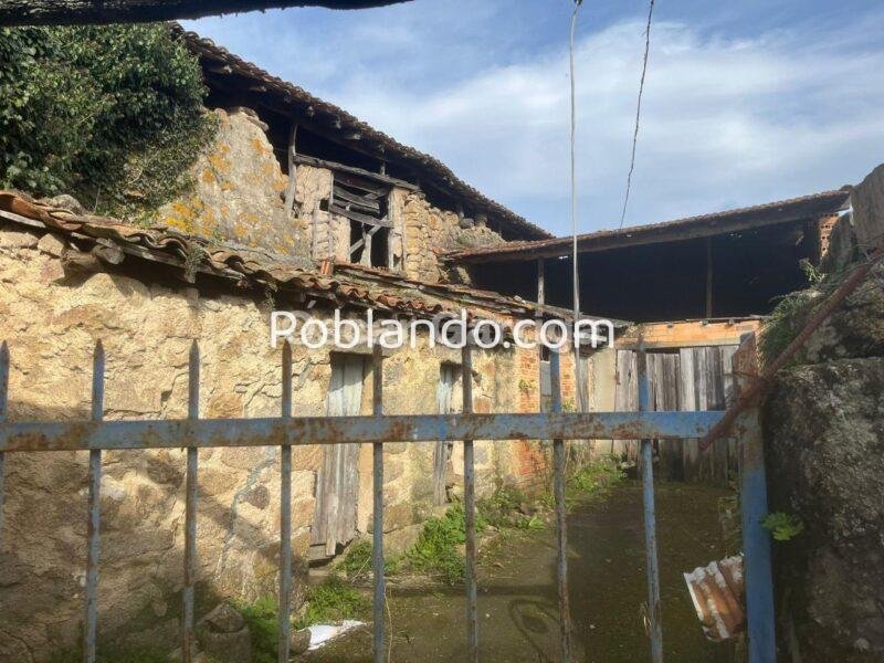 CASA DE PUEBLO CON INMUEBLES ANEXOS, UBICADA A 10 MINUTOS DE OURENSE CAPITAL. O PEREIRO DE AGUIAR (OURENSE).