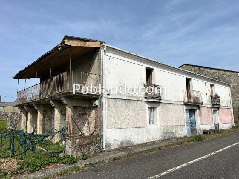 ENORME POTENCIAL DE ESTE INMUEBLE COMPUESTO POR VIVIENDA Y FINCA CERRADA CON POZO, HÓRREO Y PALOMAR. Carballeda, Piñor, Ourense (Spain).
