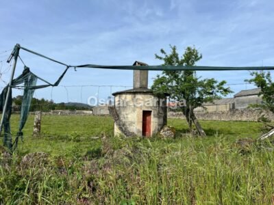 ENORME POTENCIAL DE ESTE INMUEBLE COMPUESTO POR VIVIENDA Y FINCA CERRADA CON POZO, HÓRREO Y PALOMAR. Carballeda, Piñor, Ourense (Spain).