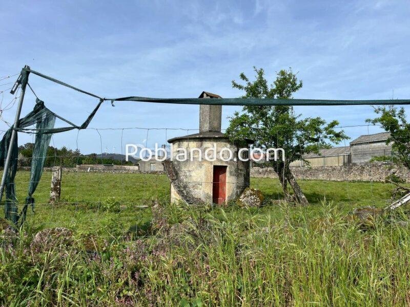 ENORME POTENCIAL DE ESTE INMUEBLE COMPUESTO POR VIVIENDA Y FINCA CERRADA CON POZO, HÓRREO Y PALOMAR. Carballeda, Piñor, Ourense (Spain).