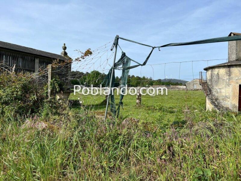ENORME POTENCIAL DE ESTE INMUEBLE COMPUESTO POR VIVIENDA Y FINCA CERRADA CON POZO, HÓRREO Y PALOMAR. Carballeda, Piñor, Ourense (Spain).