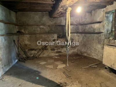 ENORME POTENCIAL DE ESTE INMUEBLE COMPUESTO POR VIVIENDA Y FINCA CERRADA CON POZO, HÓRREO Y PALOMAR. Carballeda, Piñor, Ourense (Spain).