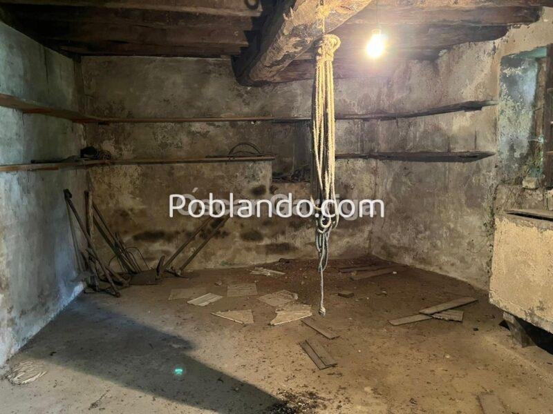 ENORME POTENCIAL DE ESTE INMUEBLE COMPUESTO POR VIVIENDA Y FINCA CERRADA CON POZO, HÓRREO Y PALOMAR. Carballeda, Piñor, Ourense (Spain).
