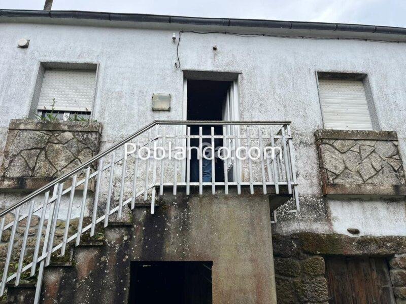 CASA DEL RURAL, CON FORJADO DE HORMIGÓN Y FINCA COLINDANTE, A SOLO 2 KM DE O CARBALLIÑO.