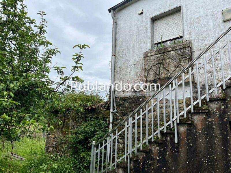 CASA DEL RURAL, CON FORJADO DE HORMIGÓN Y FINCA COLINDANTE, A SOLO 2 KM DE O CARBALLIÑO.