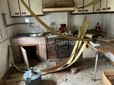 CASA DEL RURAL, CON FORJADO DE HORMIGÓN Y FINCA COLINDANTE, A SOLO 2 KM DE O CARBALLIÑO.