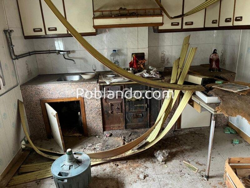 CASA DEL RURAL, CON FORJADO DE HORMIGÓN Y FINCA COLINDANTE, A SOLO 2 KM DE O CARBALLIÑO.