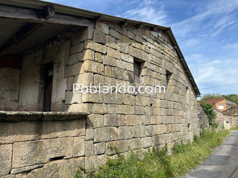 CASA DE PUEBLO PARA FINALIZAR, PARTINEDO DEL SOLAR, PAREDES DE PIEDRA Y FORJADO DE HORMIGÓN. BOUZAS, VILLAMARÍN (OURENSE).