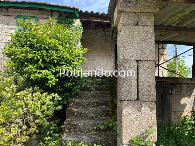 CASA DE PUEBLO PARA FINALIZAR, PARTINEDO DEL SOLAR, PAREDES DE PIEDRA Y FORJADO DE HORMIGÓN. BOUZAS, VILLAMARÍN (OURENSE).