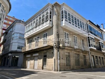 EDIFICIO SINGULAR DE 380 m2 CON FACHADAS A TRES CALLES Y POSIBILIDAD DE AMPLIAR UNA ALTURA EN PLENO CENTRO DE O CARBALLIÑO (OURENSE)