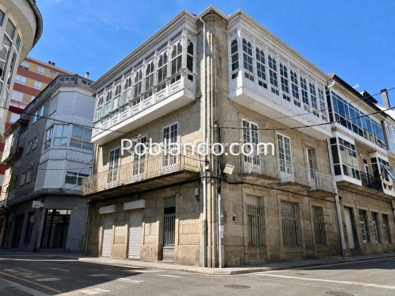 EDIFICIO SINGULAR DE 380 m2 CON FACHADAS A TRES CALLES Y POSIBILIDAD DE AMPLIAR UNA ALTURA EN PLENO CENTRO DE O CARBALLIÑO (OURENSE)