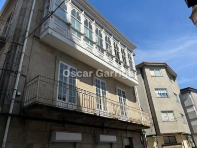 EDIFICIO SINGULAR DE 380 m2 CON FACHADAS A TRES CALLES Y POSIBILIDAD DE AMPLIAR UNA ALTURA EN PLENO CENTRO DE O CARBALLIÑO (OURENSE)