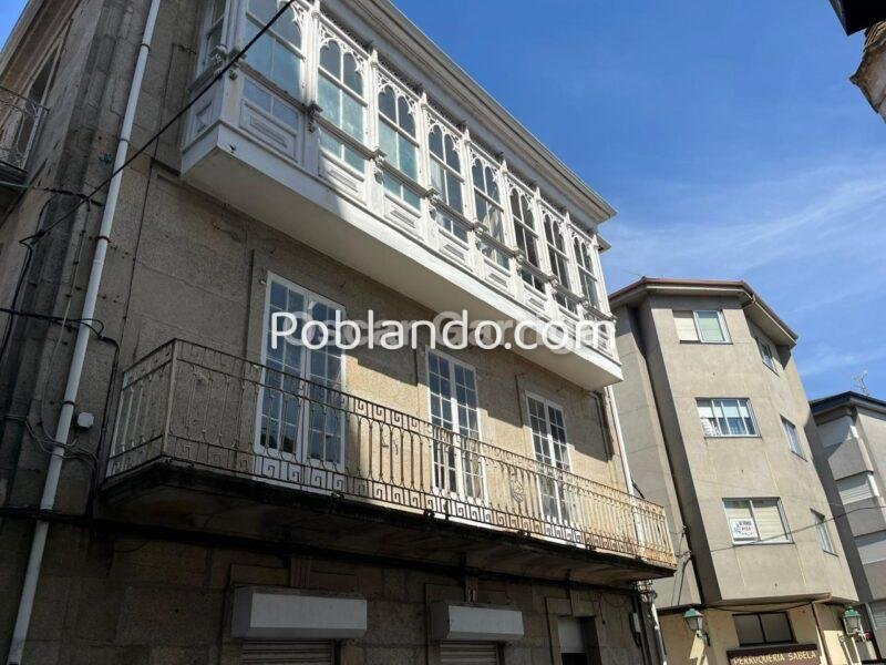 EDIFICIO SINGULAR DE 380 m2 CON FACHADAS A TRES CALLES Y POSIBILIDAD DE AMPLIAR UNA ALTURA EN PLENO CENTRO DE O CARBALLIÑO (OURENSE)