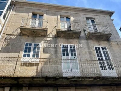 EDIFICIO SINGULAR DE 380 m2 CON FACHADAS A TRES CALLES Y POSIBILIDAD DE AMPLIAR UNA ALTURA EN PLENO CENTRO DE O CARBALLIÑO (OURENSE)