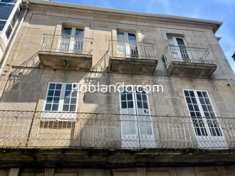 EDIFICIO SINGULAR DE 380 m2 CON FACHADAS A TRES CALLES Y POSIBILIDAD DE AMPLIAR UNA ALTURA EN PLENO CENTRO DE O CARBALLIÑO (OURENSE)