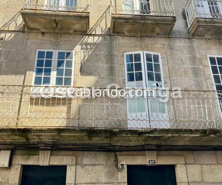 EDIFICIO SINGULAR DE 380 m2 CON FACHADAS A TRES CALLES Y POSIBILIDAD DE AMPLIAR UNA ALTURA EN PLENO CENTRO DE O CARBALLIÑO (OURENSE)