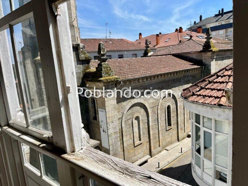EDIFICIO SINGULAR DE 380 m2 CON FACHADAS A TRES CALLES Y POSIBILIDAD DE AMPLIAR UNA ALTURA EN PLENO CENTRO DE O CARBALLIÑO (OURENSE)