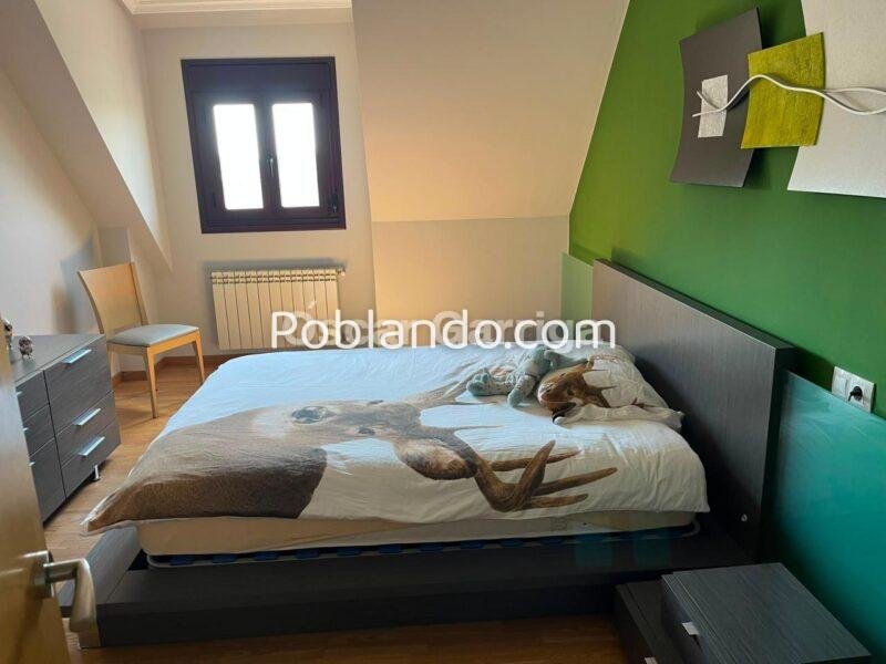Te presentamos este magnífico dúplex de 140 m² situado en A Barrela, Carballedo (Lugo), una ubicación perfecta para quienes buscan calidad de vida sin renunciar a la cercanía de los servicios.
