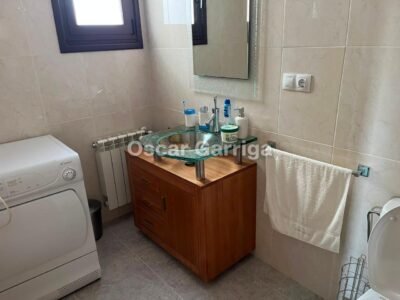 Te presentamos este magnífico dúplex de 140 m² situado en A Barrela, Carballedo (Lugo), una ubicación perfecta para quienes buscan calidad de vida sin renunciar a la cercanía de los servicios.