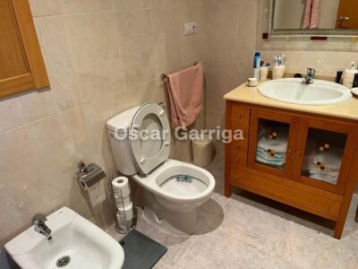 Te presentamos este magnífico dúplex de 140 m² situado en A Barrela, Carballedo (Lugo), una ubicación perfecta para quienes buscan calidad de vida sin renunciar a la cercanía de los servicios.