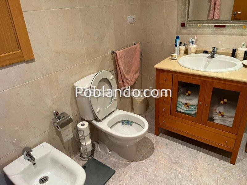 Te presentamos este magnífico dúplex de 140 m² situado en A Barrela, Carballedo (Lugo), una ubicación perfecta para quienes buscan calidad de vida sin renunciar a la cercanía de los servicios.