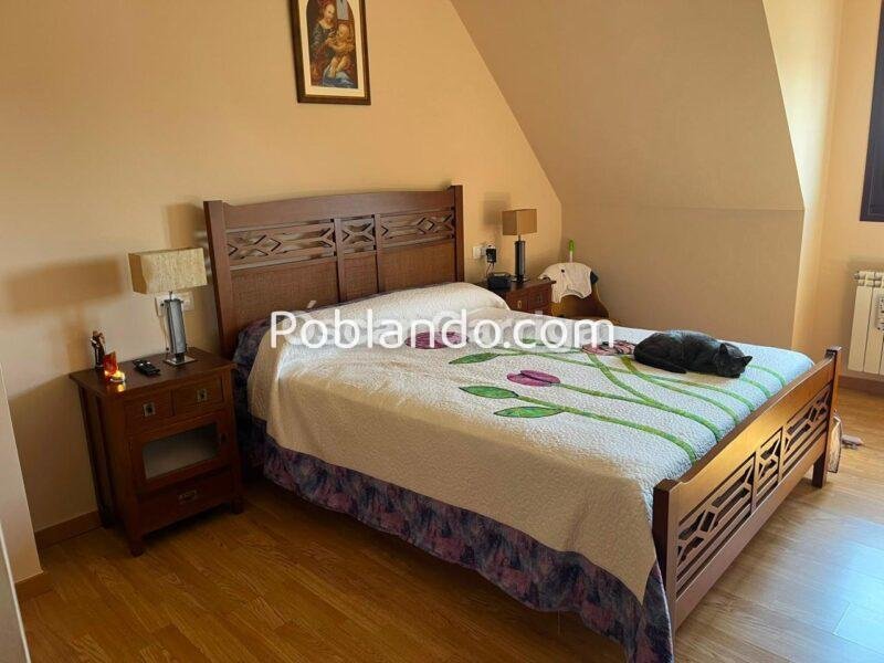 Te presentamos este magnífico dúplex de 140 m² situado en A Barrela, Carballedo (Lugo), una ubicación perfecta para quienes buscan calidad de vida sin renunciar a la cercanía de los servicios.