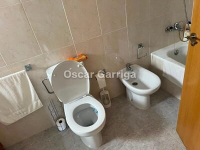 Te presentamos este magnífico dúplex de 140 m² situado en A Barrela, Carballedo (Lugo), una ubicación perfecta para quienes buscan calidad de vida sin renunciar a la cercanía de los servicios.