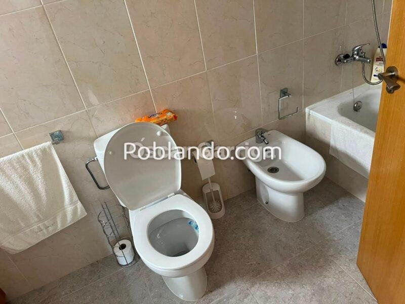 Te presentamos este magnífico dúplex de 140 m² situado en A Barrela, Carballedo (Lugo), una ubicación perfecta para quienes buscan calidad de vida sin renunciar a la cercanía de los servicios.