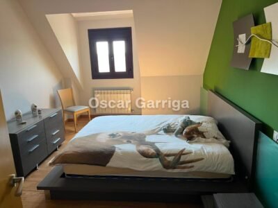 Te presentamos este magnífico dúplex de 140 m² situado en A Barrela, Carballedo (Lugo), una ubicación perfecta para quienes buscan calidad de vida sin renunciar a la cercanía de los servicios.