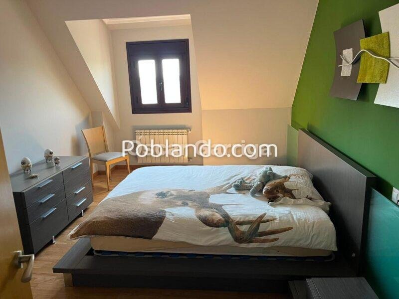 Te presentamos este magnífico dúplex de 140 m² situado en A Barrela, Carballedo (Lugo), una ubicación perfecta para quienes buscan calidad de vida sin renunciar a la cercanía de los servicios.