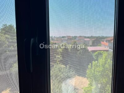 Te presentamos este magnífico dúplex de 140 m² situado en A Barrela, Carballedo (Lugo), una ubicación perfecta para quienes buscan calidad de vida sin renunciar a la cercanía de los servicios.