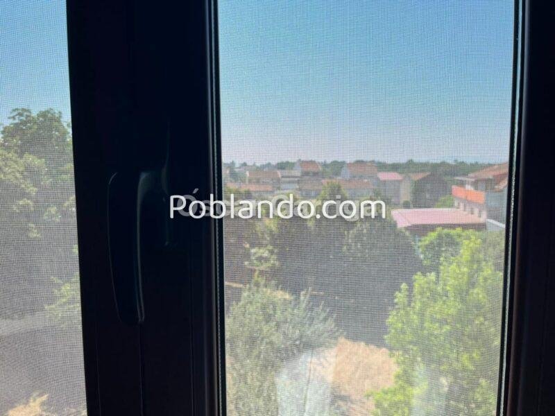 Te presentamos este magnífico dúplex de 140 m² situado en A Barrela, Carballedo (Lugo), una ubicación perfecta para quienes buscan calidad de vida sin renunciar a la cercanía de los servicios.