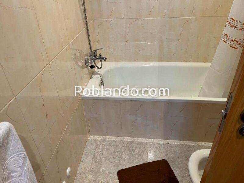 Te presentamos este magnífico dúplex de 140 m² situado en A Barrela, Carballedo (Lugo), una ubicación perfecta para quienes buscan calidad de vida sin renunciar a la cercanía de los servicios.