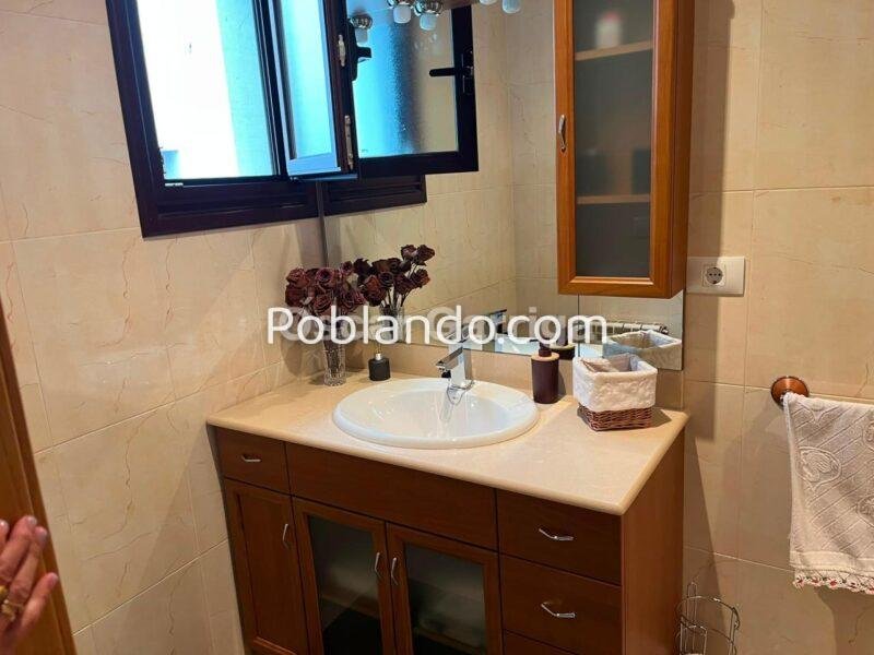Te presentamos este magnífico dúplex de 140 m² situado en A Barrela, Carballedo (Lugo), una ubicación perfecta para quienes buscan calidad de vida sin renunciar a la cercanía de los servicios.