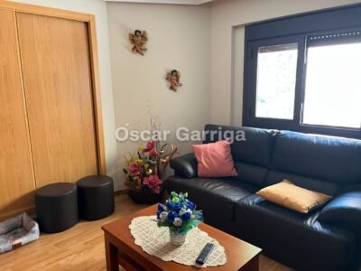 Te presentamos este magnífico dúplex de 140 m² situado en A Barrela, Carballedo (Lugo), una ubicación perfecta para quienes buscan calidad de vida sin renunciar a la cercanía de los servicios.