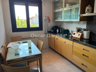 Te presentamos este magnífico dúplex de 140 m² situado en A Barrela, Carballedo (Lugo), una ubicación perfecta para quienes buscan calidad de vida sin renunciar a la cercanía de los servicios.