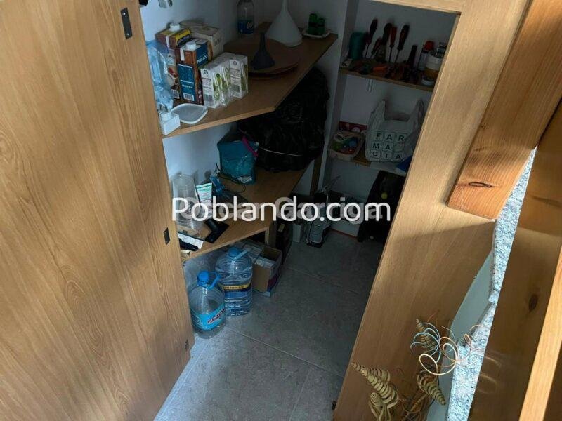 Te presentamos este magnífico dúplex de 140 m² situado en A Barrela, Carballedo (Lugo), una ubicación perfecta para quienes buscan calidad de vida sin renunciar a la cercanía de los servicios.