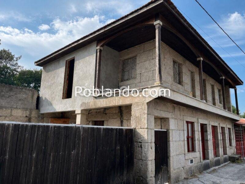En Porto de Eguas (O Carballiño - Ourense) te presentamos esta vivienda de piedra tradicional para reforma integral, situada sobre una parcela de 1.700 m²