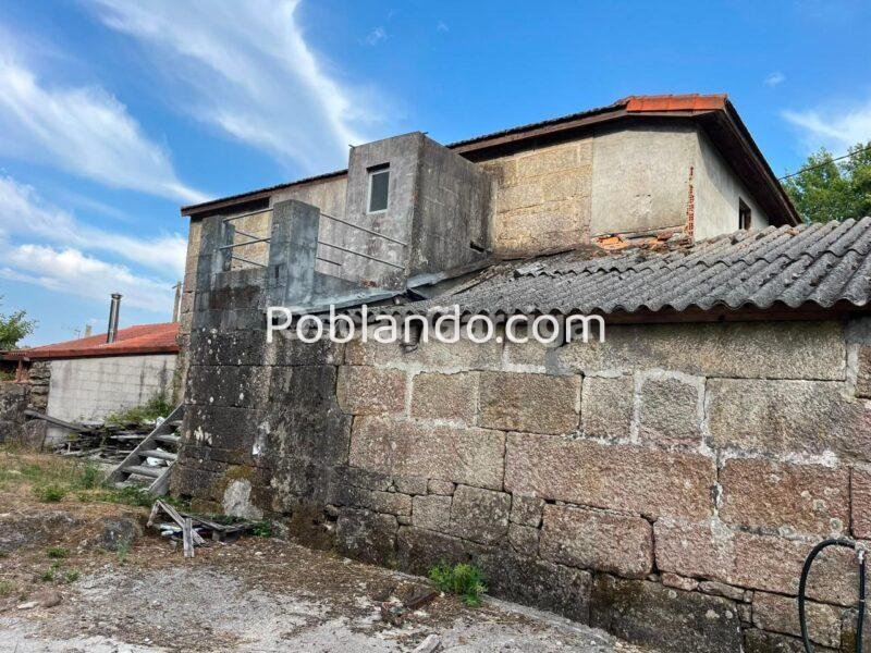 En Porto de Eguas (O Carballiño - Ourense) te presentamos esta vivienda de piedra tradicional para reforma integral, situada sobre una parcela de 1.700 m²