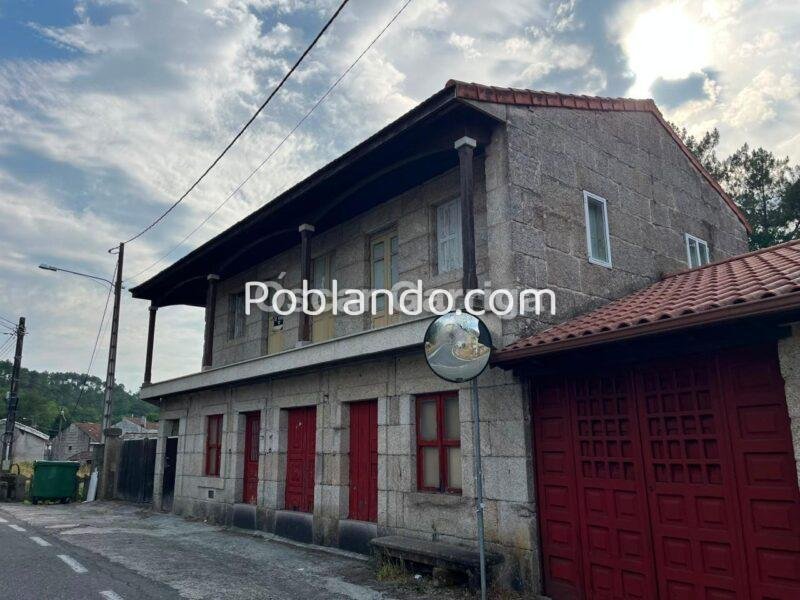 En Porto de Eguas (O Carballiño - Ourense) te presentamos esta vivienda de piedra tradicional para reforma integral, situada sobre una parcela de 1.700 m²