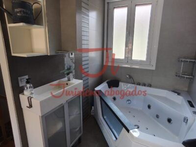 CASA CON TERRAZA Y VISTAS