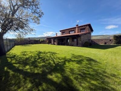 Casa Independiente de madera y piedra
