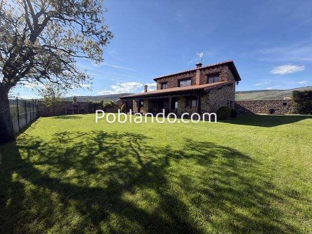 Casa Independiente de madera y piedra