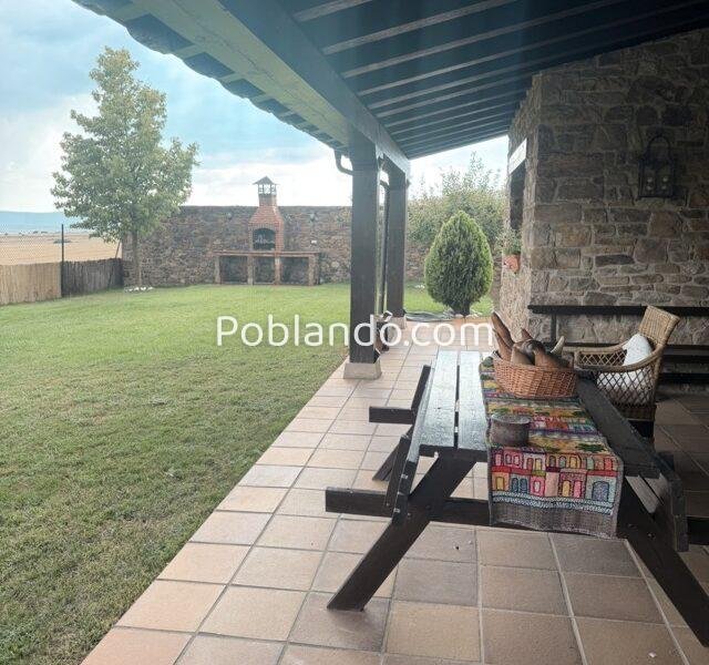 Casa Independiente de madera y piedra